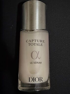 Dior Capture Totale Le Sérum - Silver Cap, Pearl White Bottle
